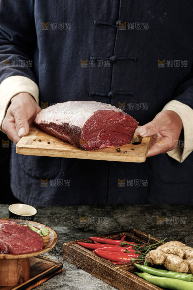 深底上的新鲜牛肉