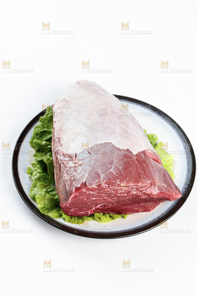 白底上的新鲜牛肉