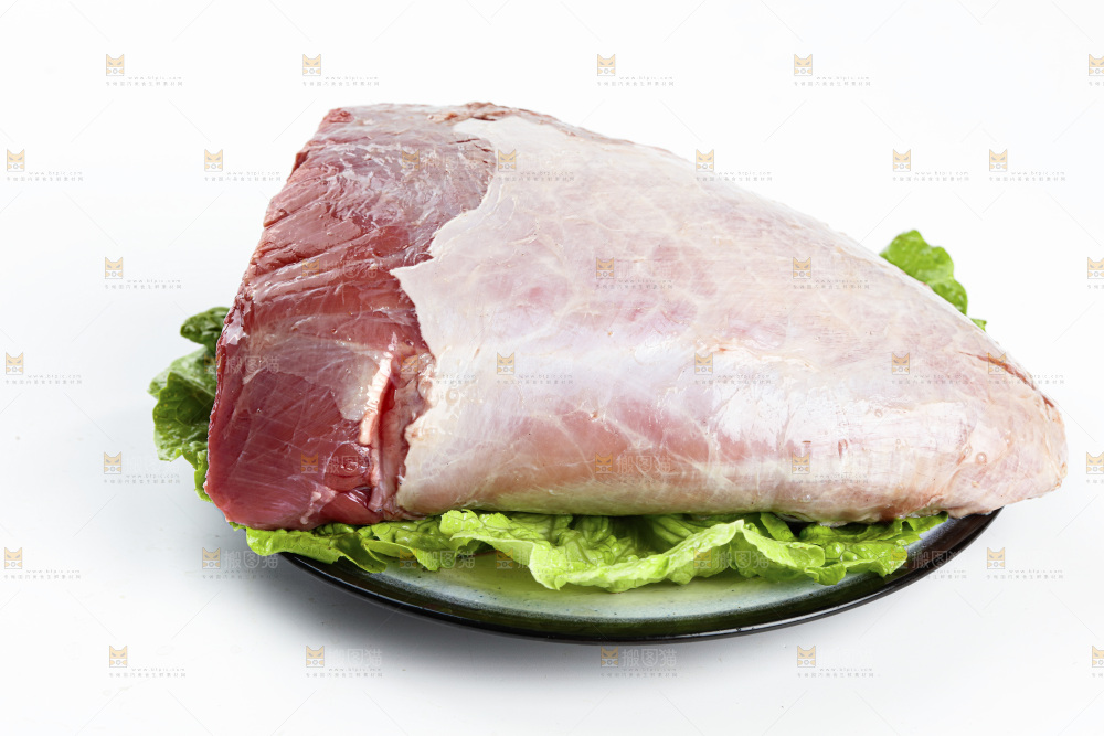 白底上的新鲜牛肉