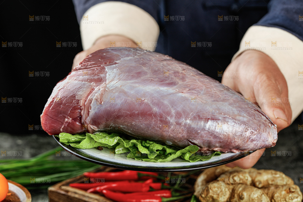 深底上的新鲜牛肉