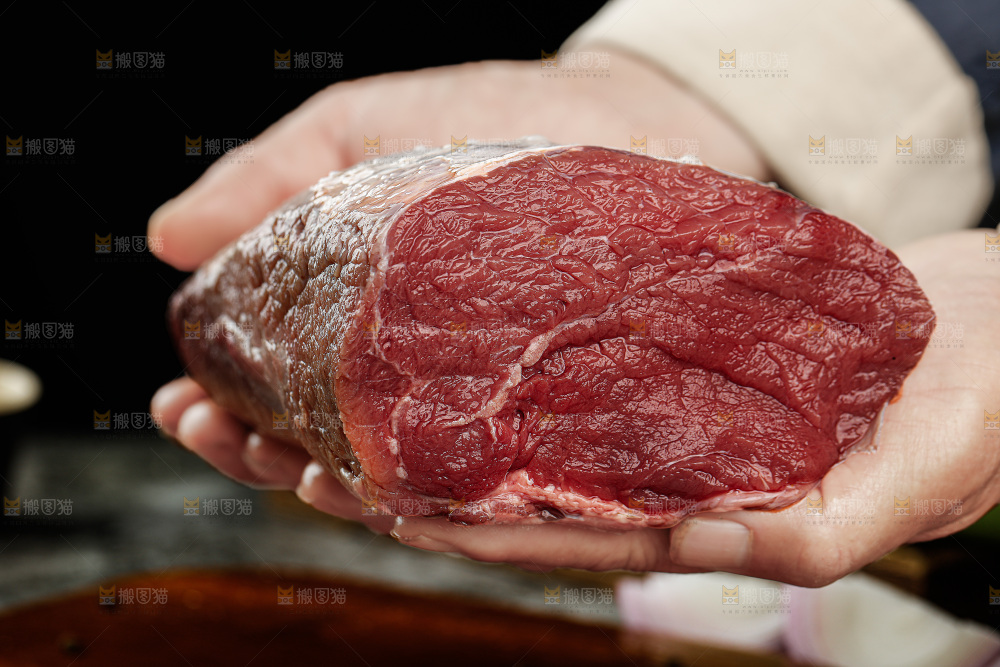 深底上的新鲜牛肉