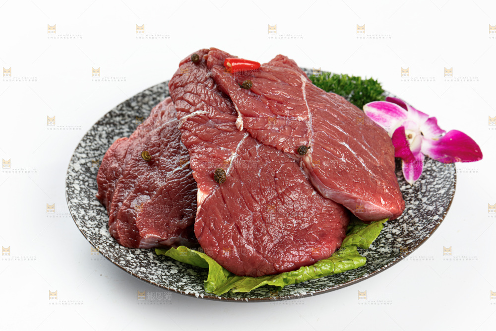 白底上的新鲜牛肉