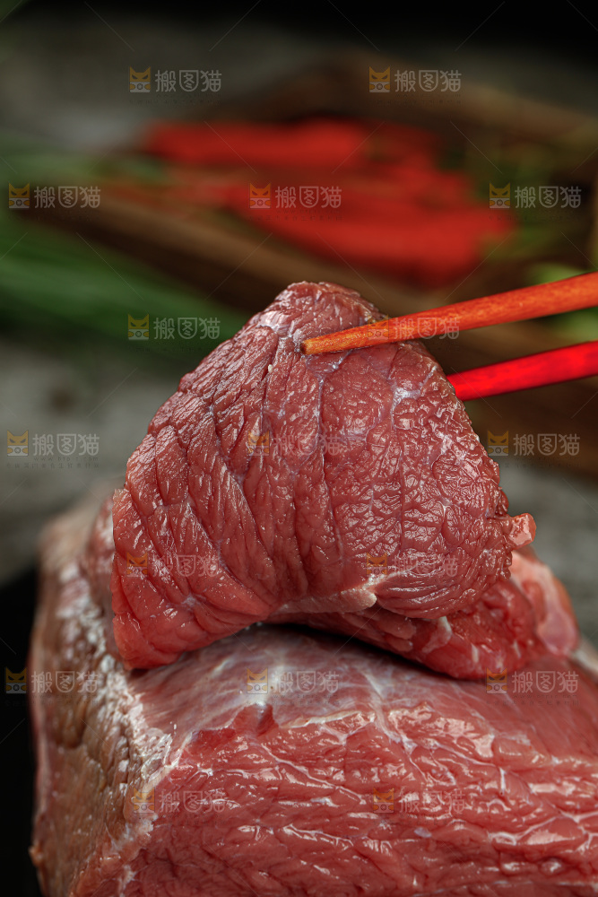 深底上的新鲜牛肉