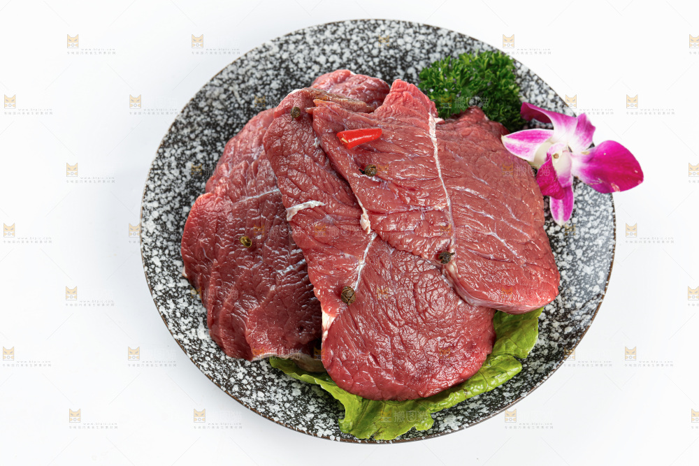 白底上的新鲜牛肉