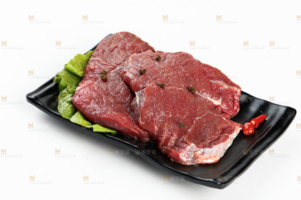 白底上的新鲜牛肉