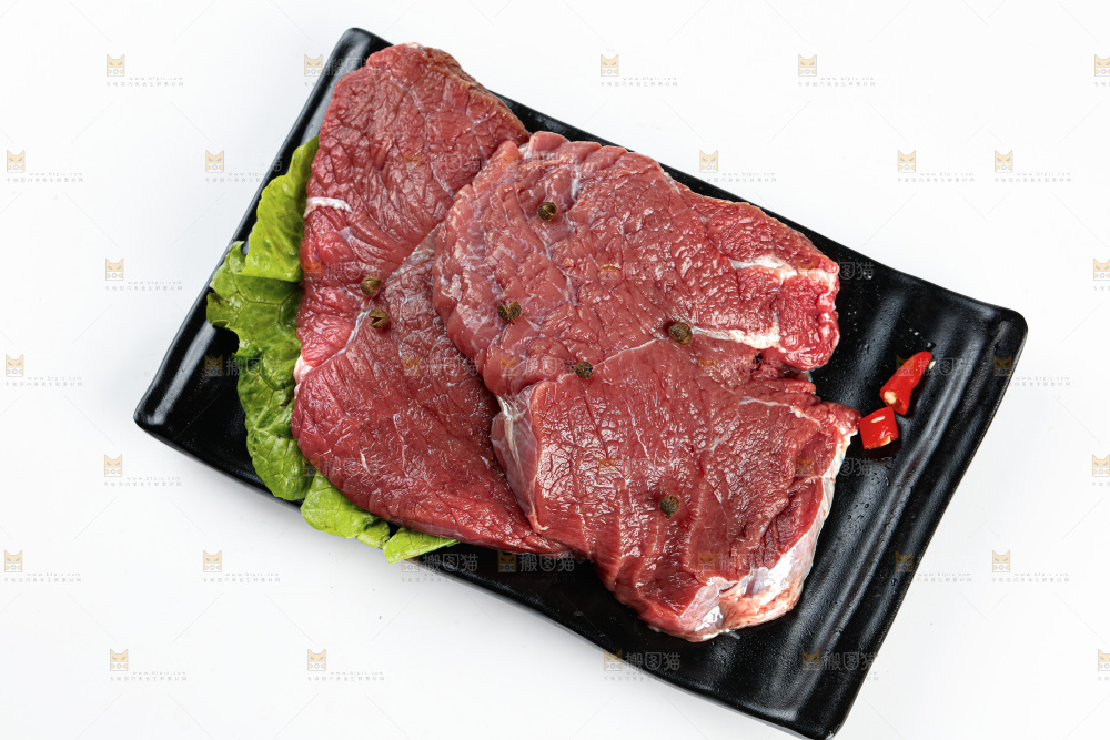 白底上的新鲜牛肉