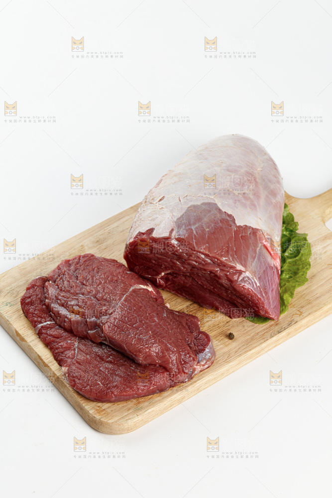 白底上的新鲜牛肉