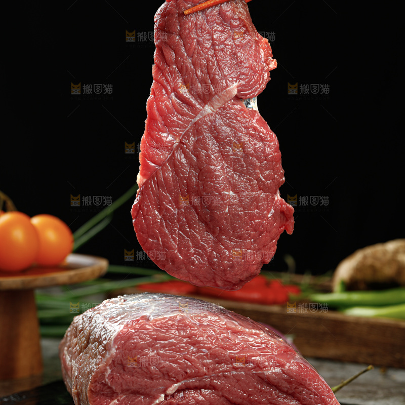 深底上的新鲜牛肉