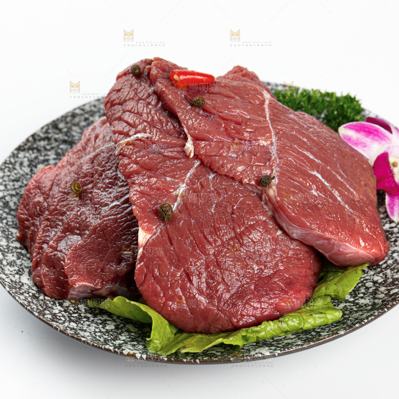 白底上的新鲜牛肉