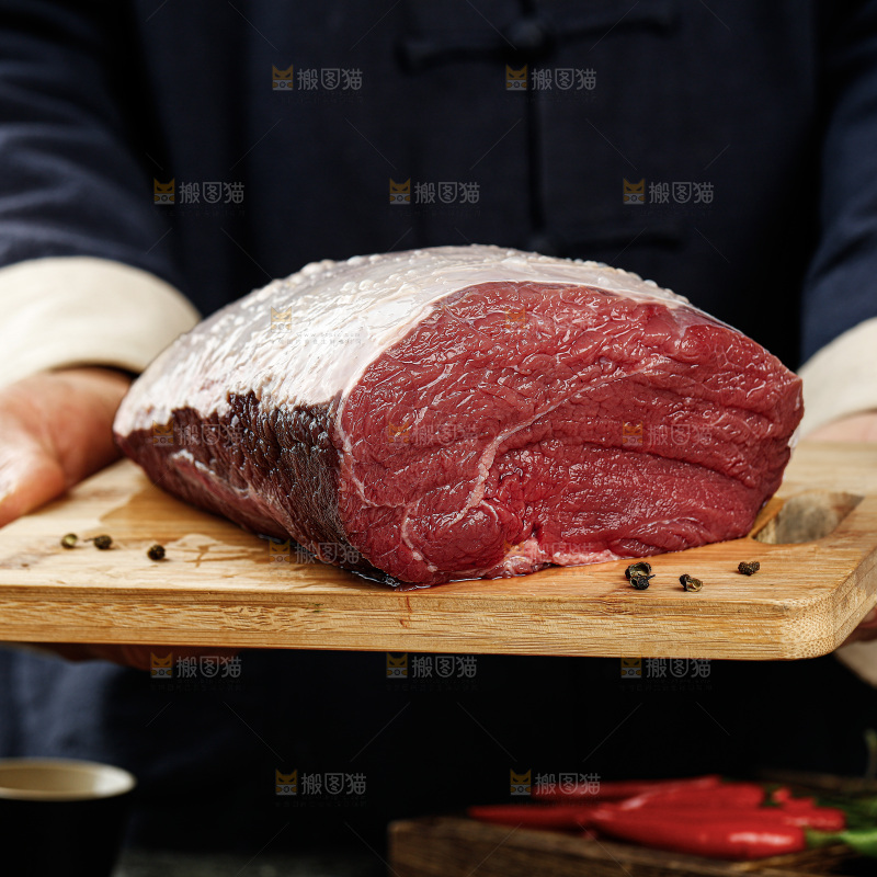 深底上的新鲜牛肉