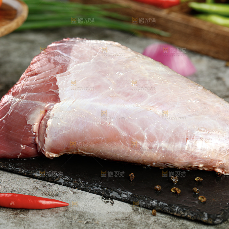 深底上的新鲜牛肉