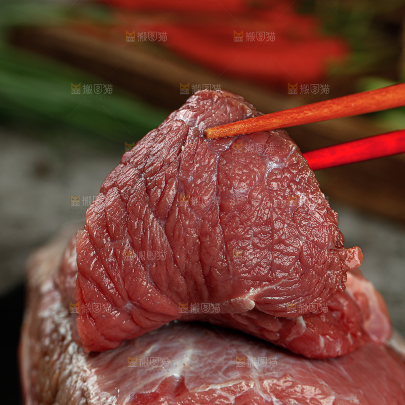 深底上的新鲜牛肉
