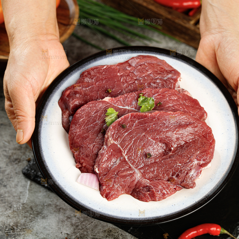 深底上的新鲜牛肉