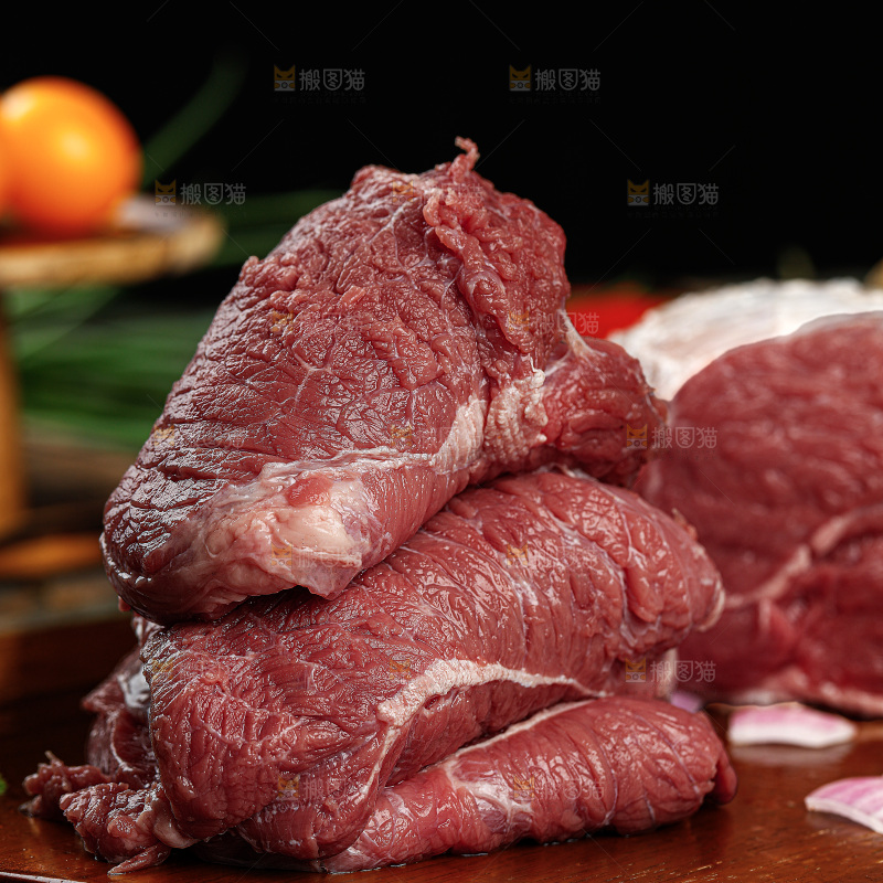 深底上的新鲜牛肉