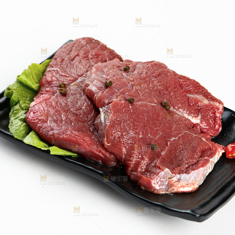 白底上的新鲜牛肉
