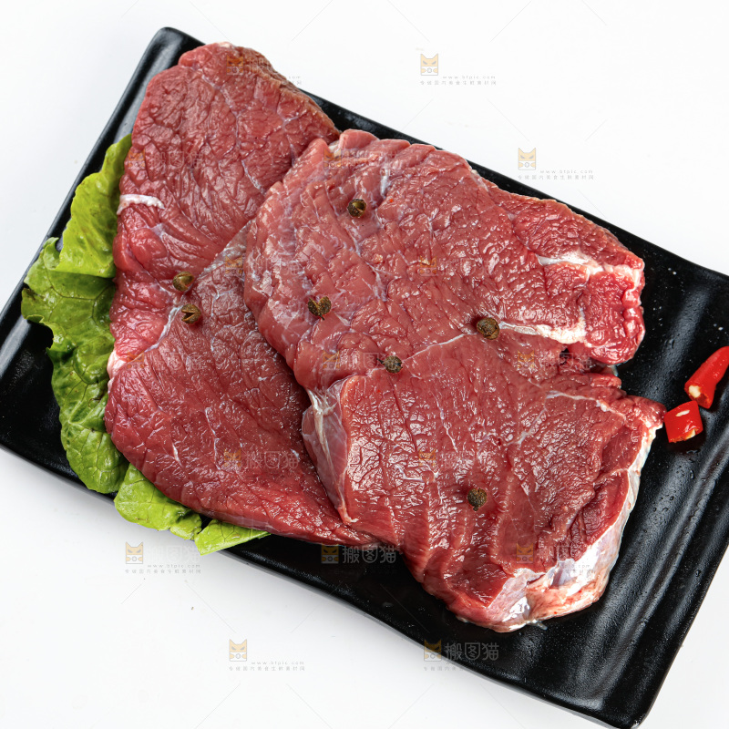 白底上的新鲜牛肉