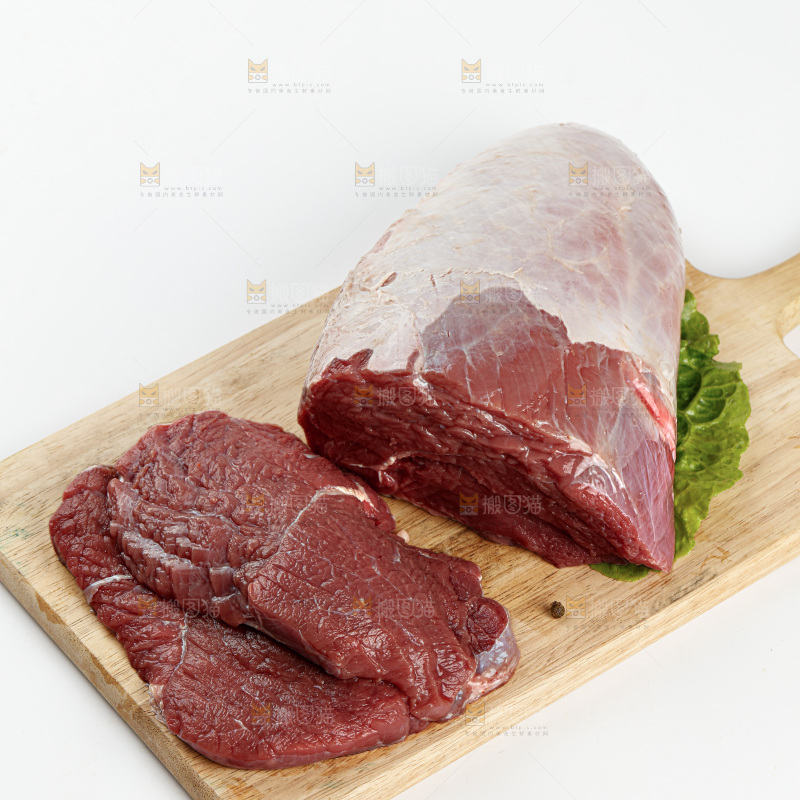 白底上的新鲜牛肉
