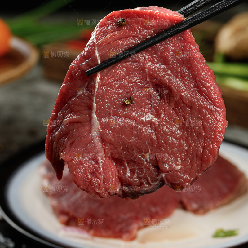深底上的新鲜牛肉