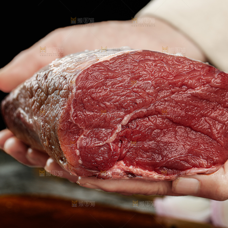 深底上的新鲜牛肉